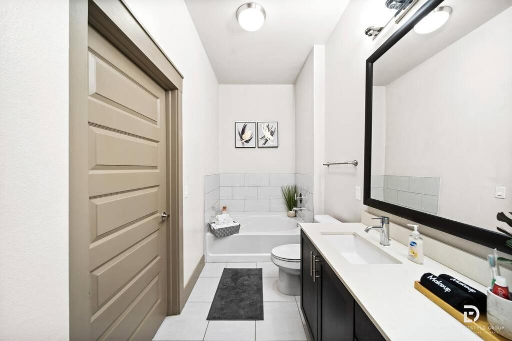 Downtown Houston Deluxe King Suite With Spa Amenities, Pool And Free Parking Exteriör bild